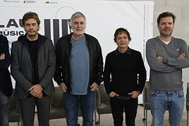 Daniel Abad, director de orquesta, y Jorge, José y Pau, miembros de La Habitación Roja.