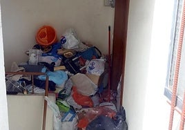 Basura acumulada en un rellano.