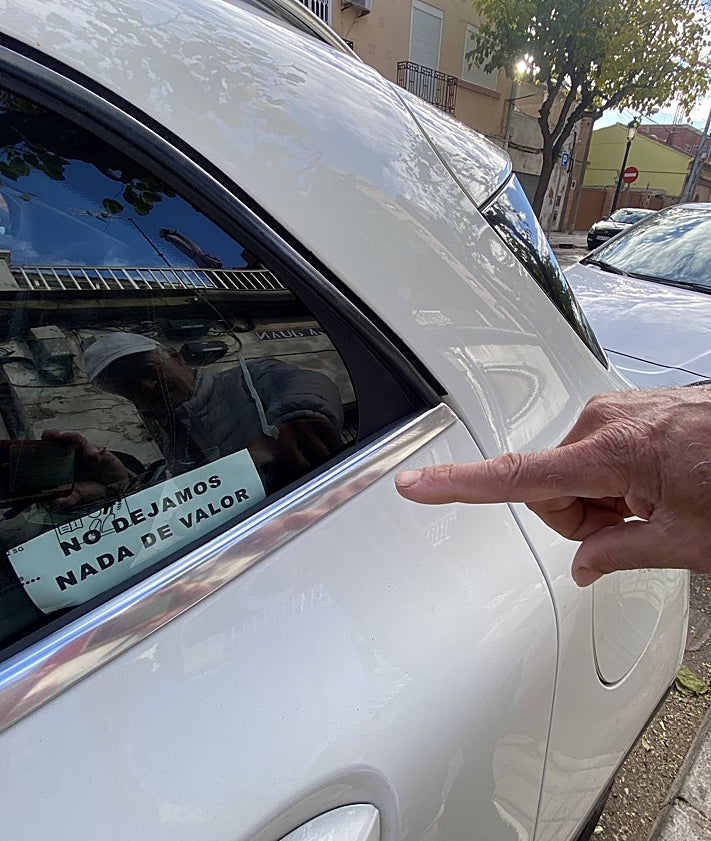 Imagen secundaria 2 - Coche registrado por un delincuente; vecinos afectados por los robos y un coche donde figura un cartel advirtiendo a los ladrones que no tienen objetos de valor.