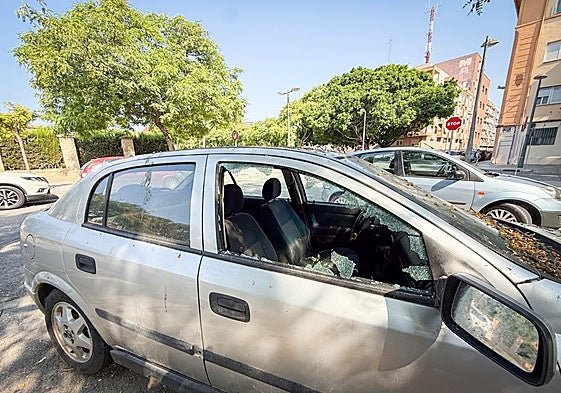 Cristales de una furgoneta que rompió un delincuente para pasar la noche dentro y refugiarse del frío.