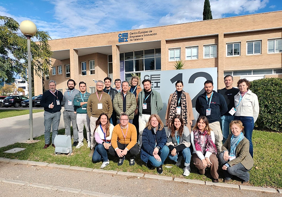 Imagen de las startups seleccionadas para Scale Up 2025 junto a parte del equipo de CEEI Valencia