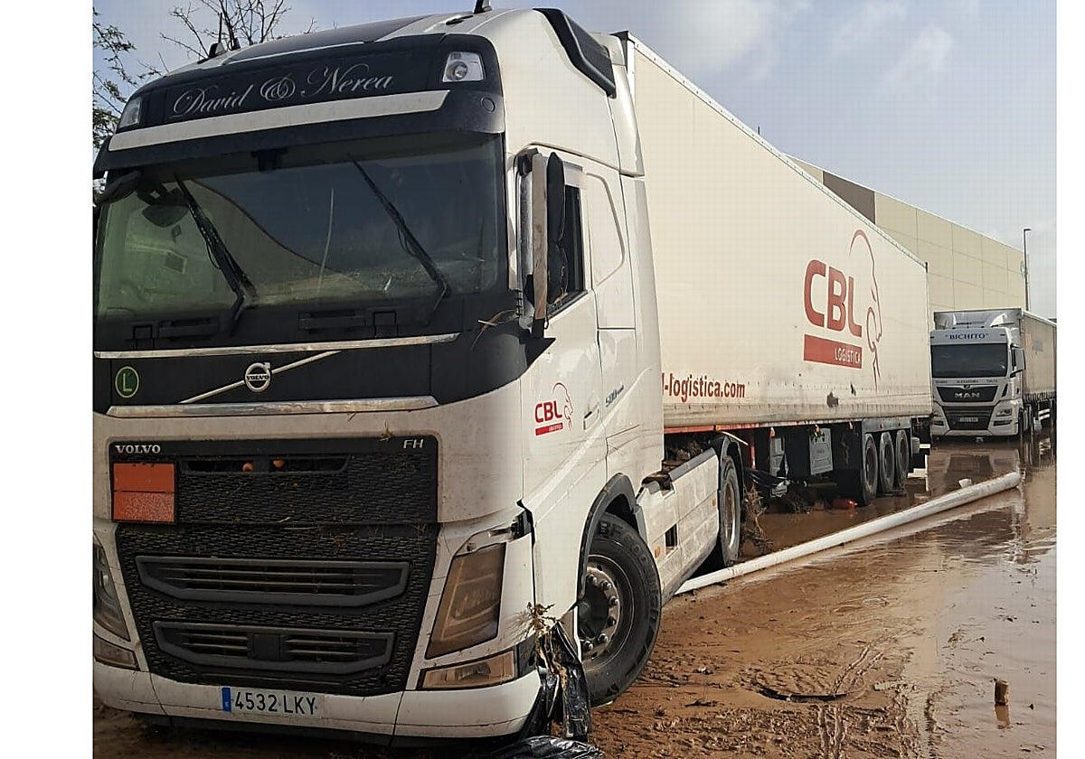 Imagen del estado en que quedó un camión tras la dana en Castellar-l'Oliveral
