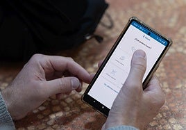 Una persona manda un bizum, en una imagen de archivo.