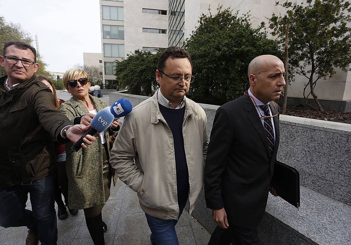 Tauroni, acompañado de su abogado, en la Ciudad de la Justicia.