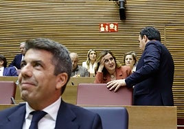 Pérez Llorca charla con la alcaldesa Catalá en Les Corts, con Mazón en primer plano.