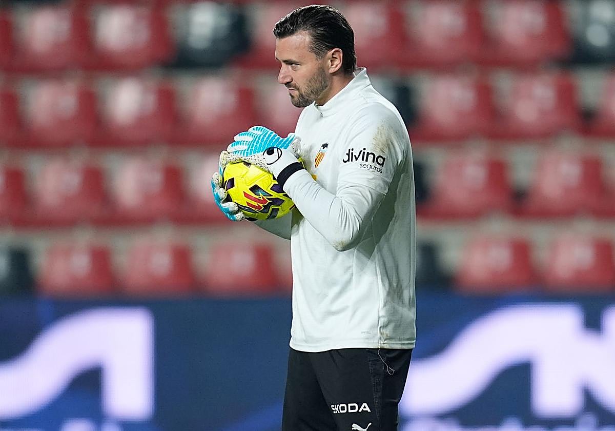 Stole Dimitrievski, calentando en la previa de un partido de Liga del Valencia.