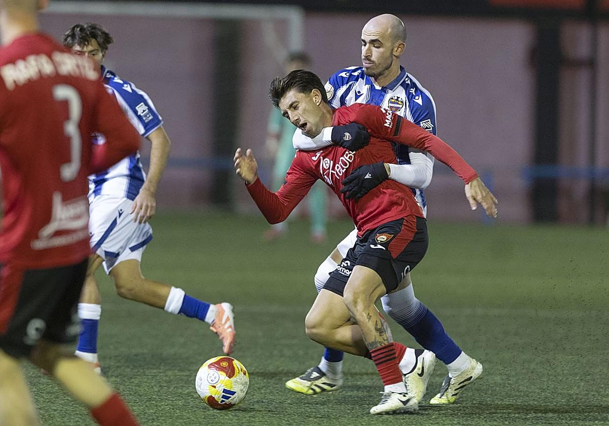 Oriol Rey, ante el Cieza.