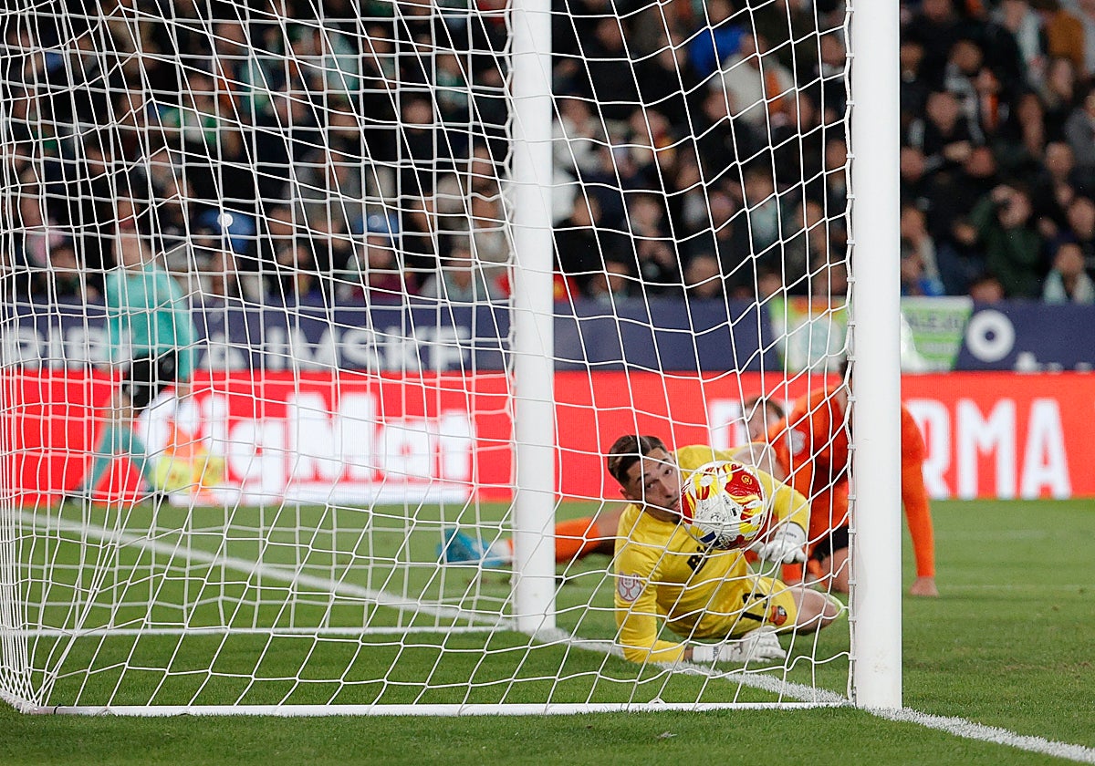 Marc Dolz, portero del Torrent, observa con amargura como entra el segundo golazo de Riquelme para el Betis.