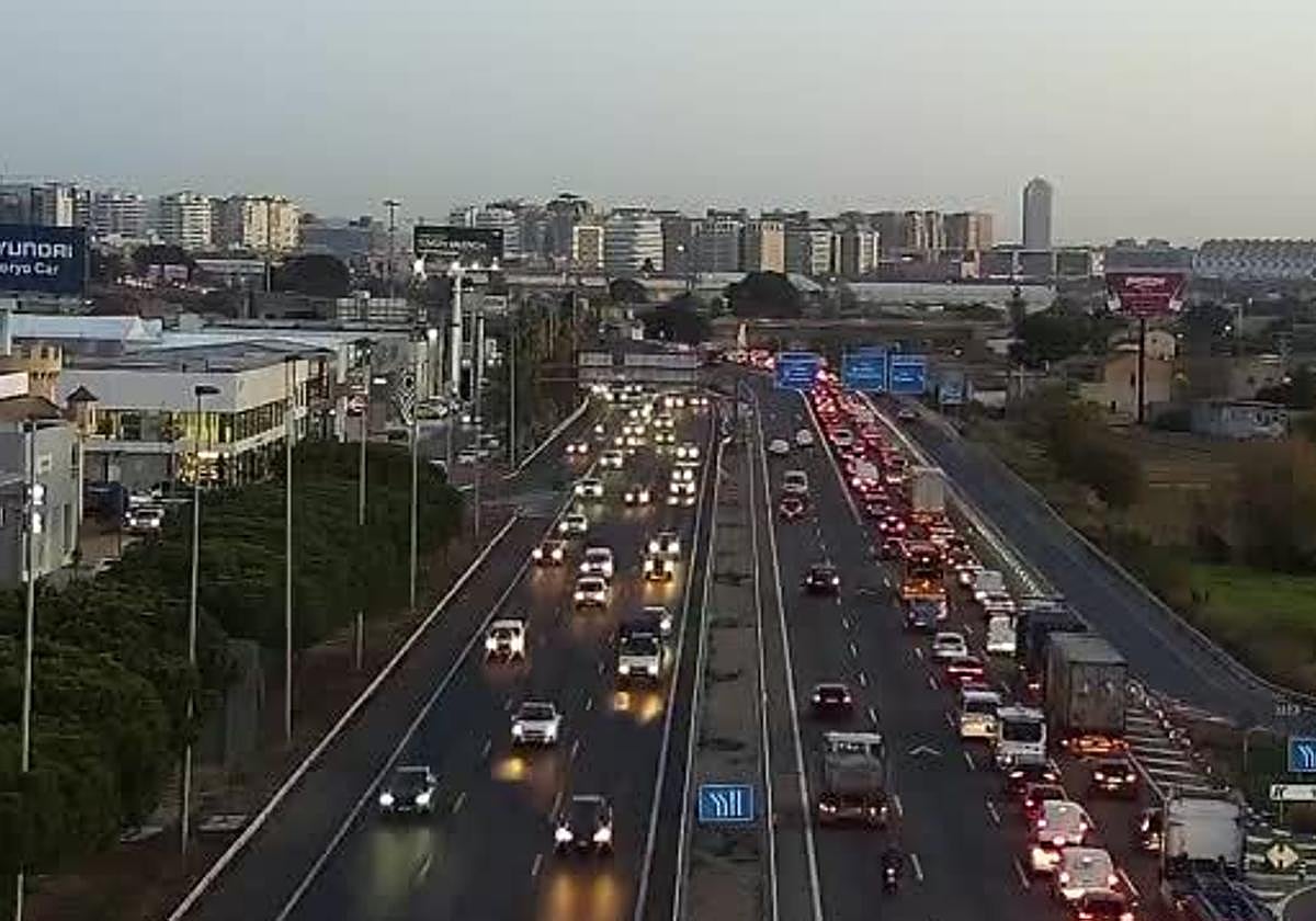Un accidente en la rotonda de los Anzuelos colapsa la entrada a la Pista de Silla