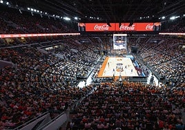 La grada del Roig Arena durante su primer partido de baloncesto.