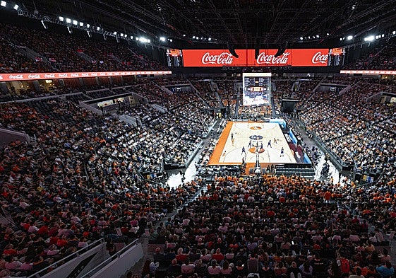 La grada del Roig Arena durante su primer partido de baloncesto.