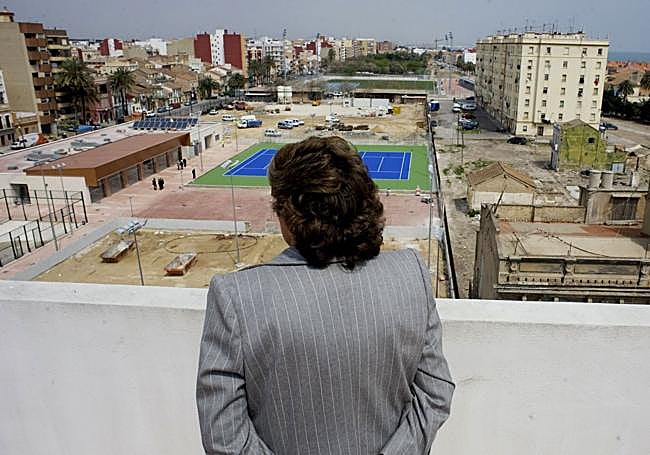 Rita Barberá contempla la zona de la prolongación de Blasco Ibáñez en abril de 2010.