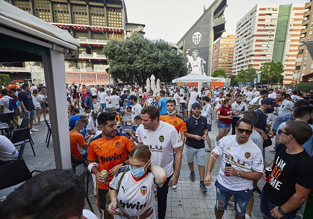 Cientos de aficionados, en los alrededores de Mestalla antes de un partido.
