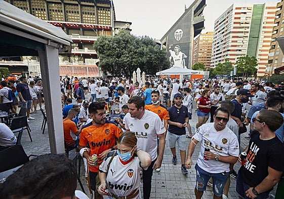 Cientos de aficionados, en los alrededores de Mestalla antes de un partido.