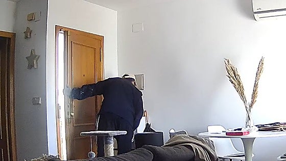 El presunto envenenador de Requena antes de abandonar el domicilio tras introducir arsénico en la soja.