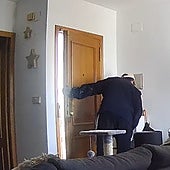 El presunto envenenador de Requena antes de abandonar el domicilio tras introducir arsénico en la soja.