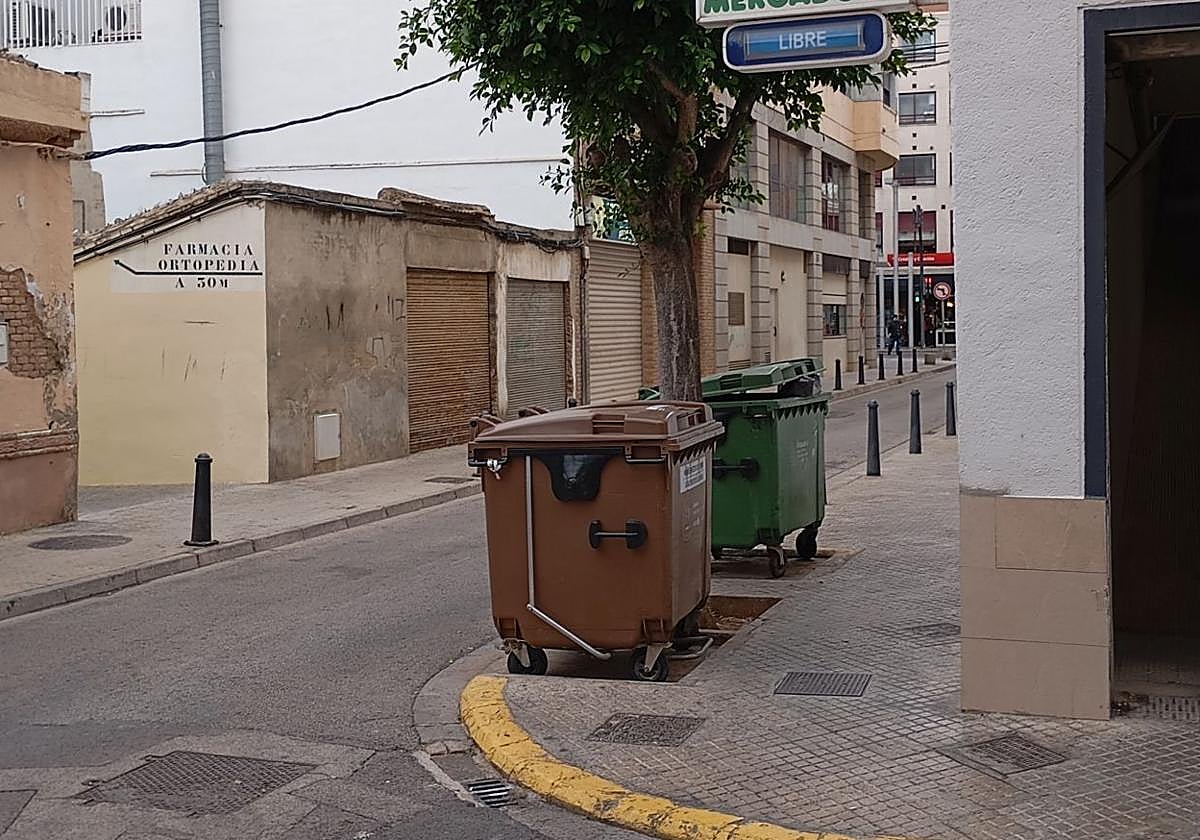 Contenedor de residuos orgánicos en una calle de Alaquàs.