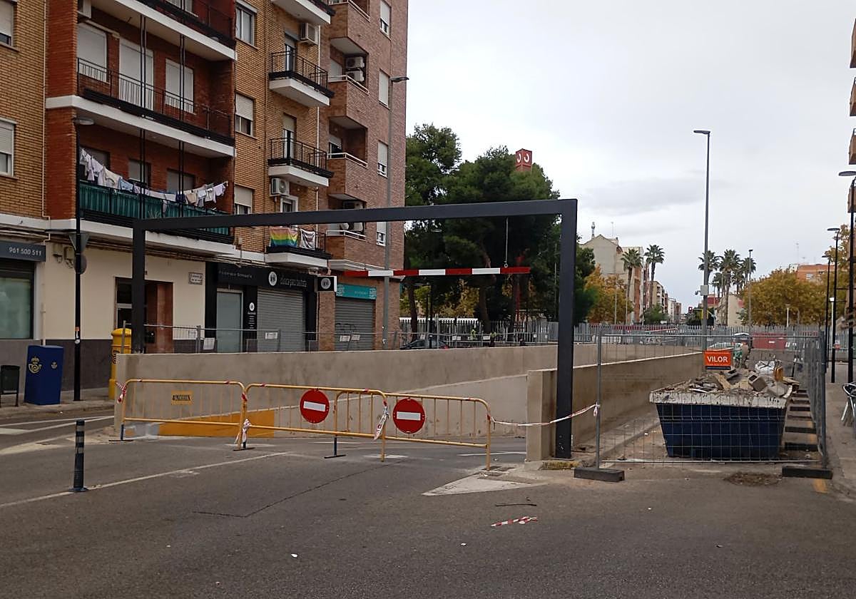 Acceso al paso inferior donde se observa el nuevo muro.