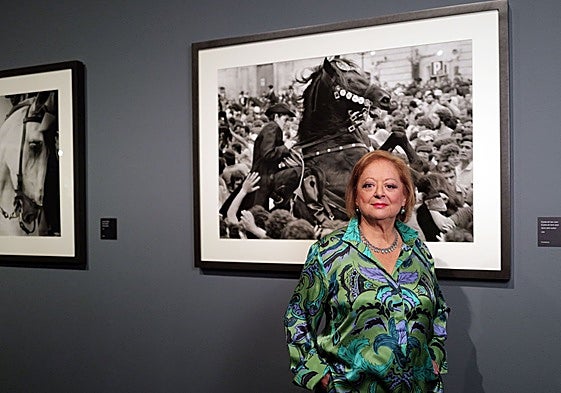 Cristina García Rodero, Premio Nacional de Fotografía, ante una de sus obras en el IVAM.