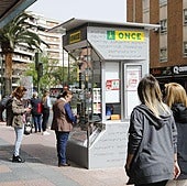 Varios jugadores frente a un quiosco de la ONCE.