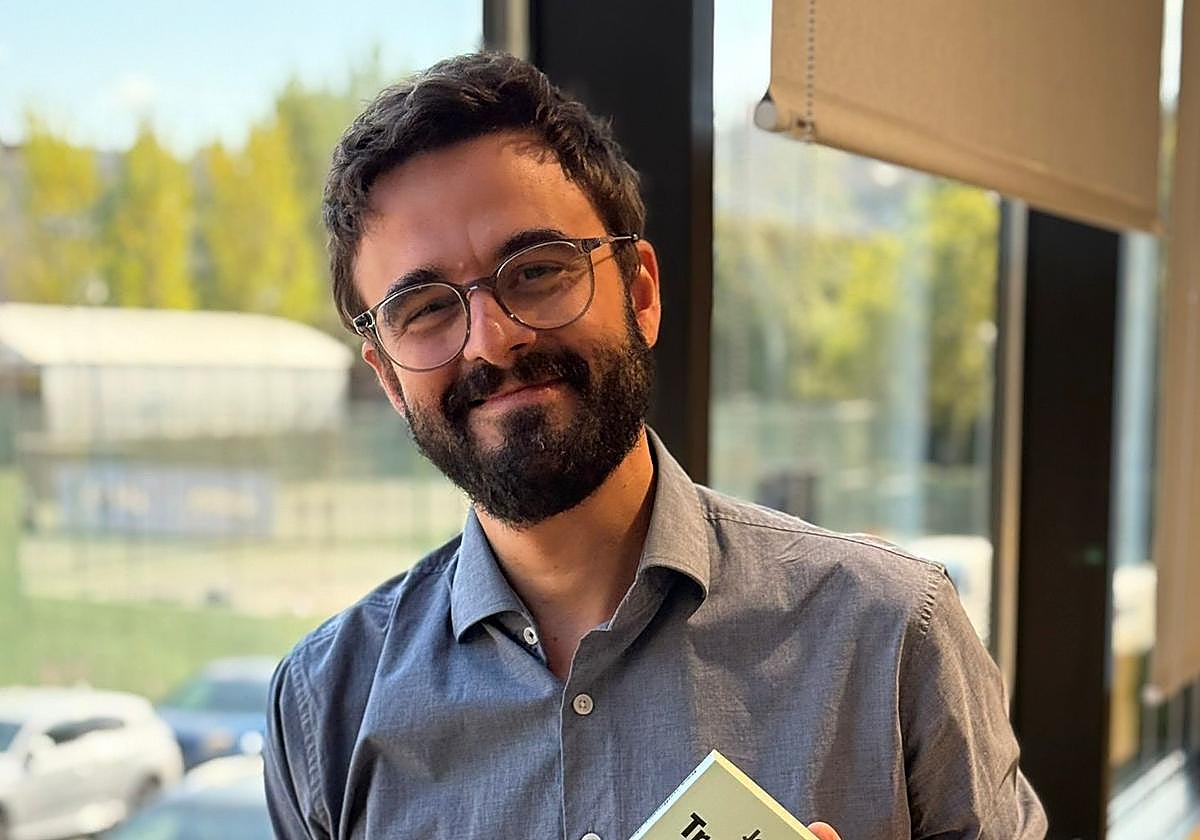 Imagen de Jorge Galindo, autor de 'Tres millones de viviendas', con el libro