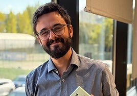 Imagen de Jorge Galindo, autor de 'Tres millones de viviendas', con el libro