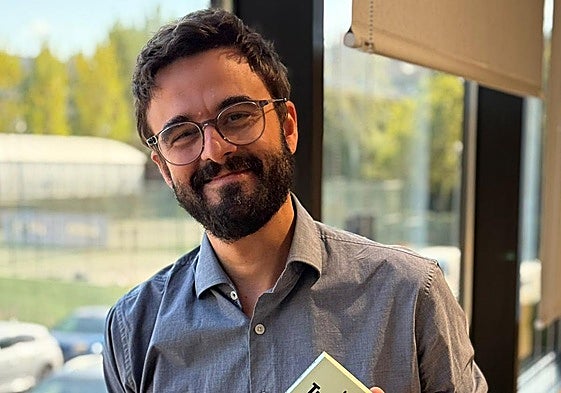 Imagen de Jorge Galindo, autor de 'Tres millones de viviendas', con el libro