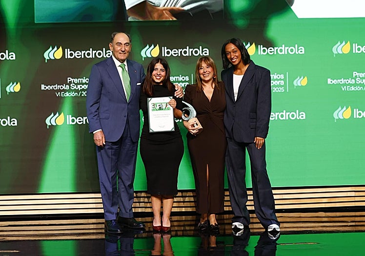 Las representantes del club reciben el premio junto al presidente de Iberdrola y Ana Peleteiro.