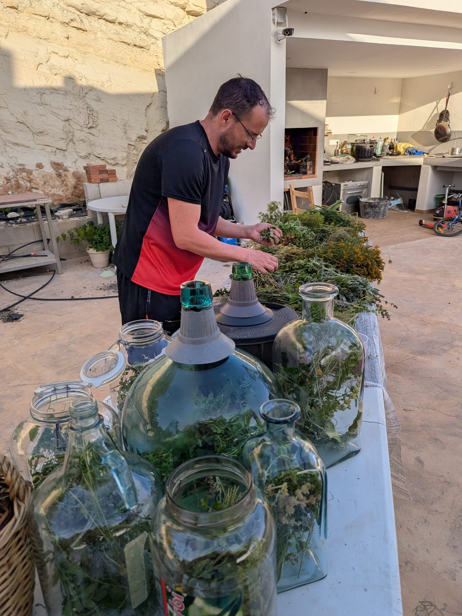 El profesor Antonio Belda, durante la elaboración de herberos.