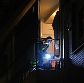 Agentes policiales en la vivienda donde se ha producido el crimen.