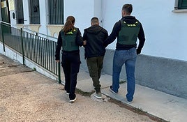 El joven detenido, a su llegada al cuartel.