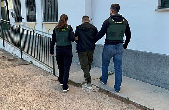 El joven detenido, a su llegada al cuartel.