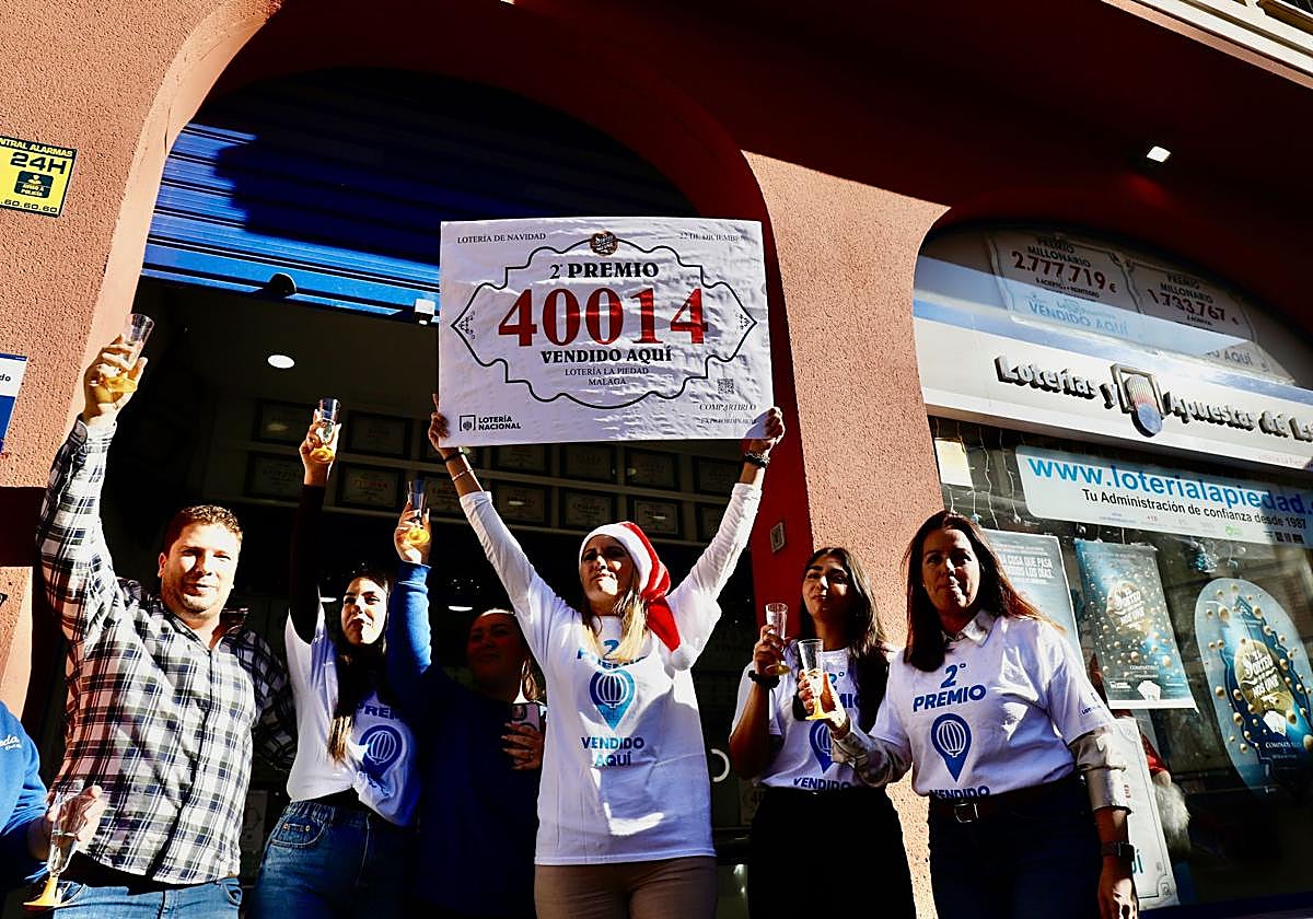 Celebración de un premio en una administración de lotería en 2024.