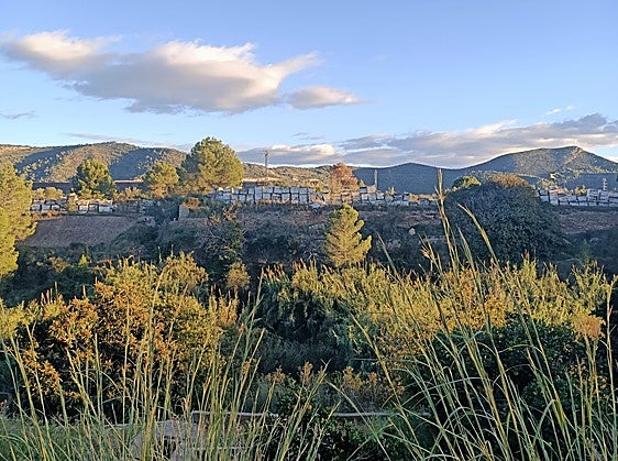Al fondo, parcelas de la antigua fábrica donde se acumulan los palés de mármoles.