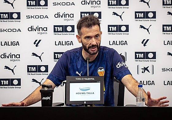 Carlos Corberán, en rueda de prensa.