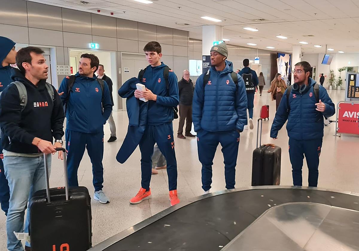 La expedición del Valencia Basket, en el aeropuerto.