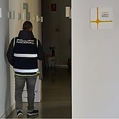 Un policía dentro de la clínica dental de Alzira.