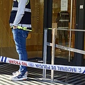 Un policía nacional en la puerta de la clínica Mireia en Alzira.