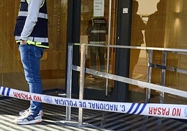 Un policía nacional en la puerta de la clínica Mireia en Alzira.