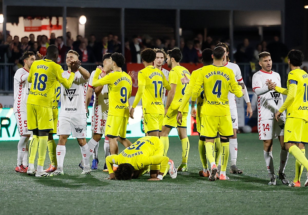 Los jugadores del Villarreal y el Antoniano se saludan.