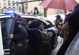 Familiares del anestesista impiden que los periodistas graben imágenes del médico cuando llegó al juzgado.