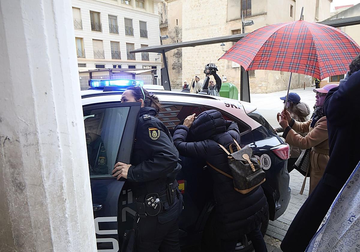 FOTOS | Llegada a los juzgados del anestesista detenido por la muerte de una niña en Alzira
