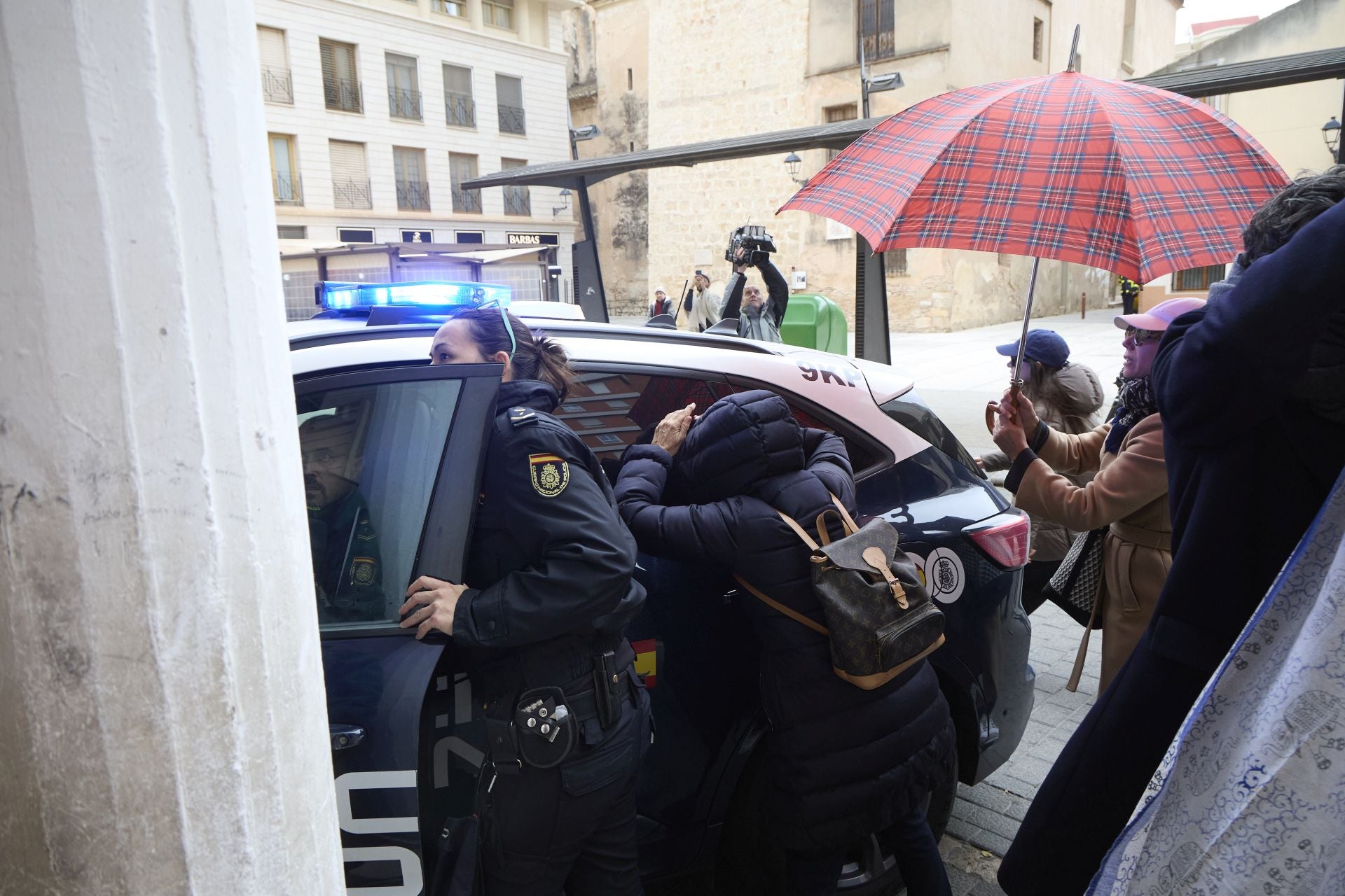 FOTOS | Llegada a los juzgados del anestesista detenido por la muerte de una niña en Alzira