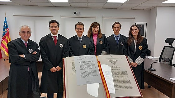 El LAJ que se incorporará a los juzgados de Ontinyent, junto al compañero que se incorpora a los de Elda, sus padrinos y los representantes del TSJ.
