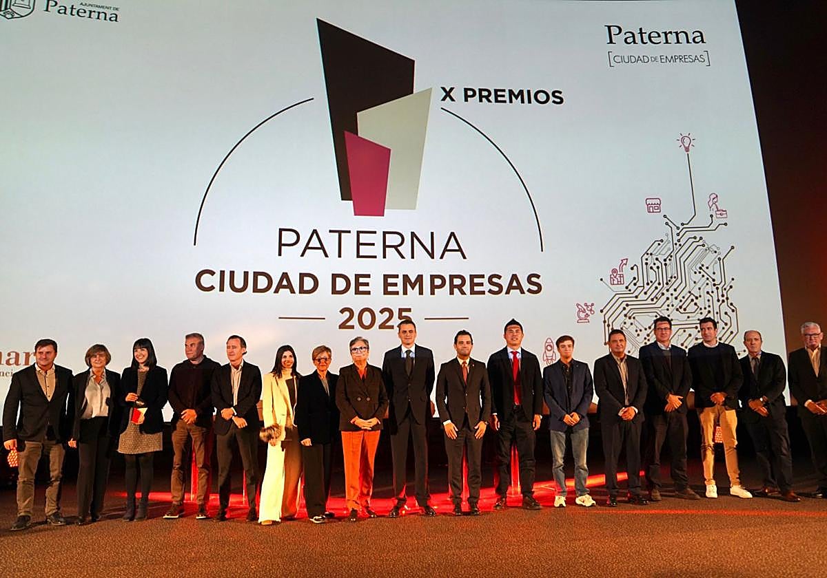 Imagen de todos los premiados en la gala con el alcalde Sagredo.