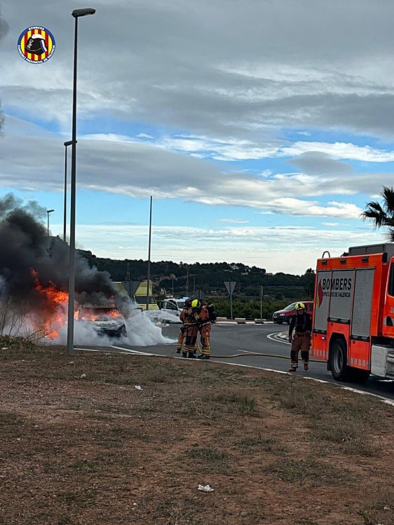 Bomberos sofocan el fuego de un vehículo.