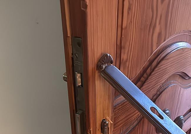 La puerta de uno de los chalés asaltados, destrozada tras el robo.