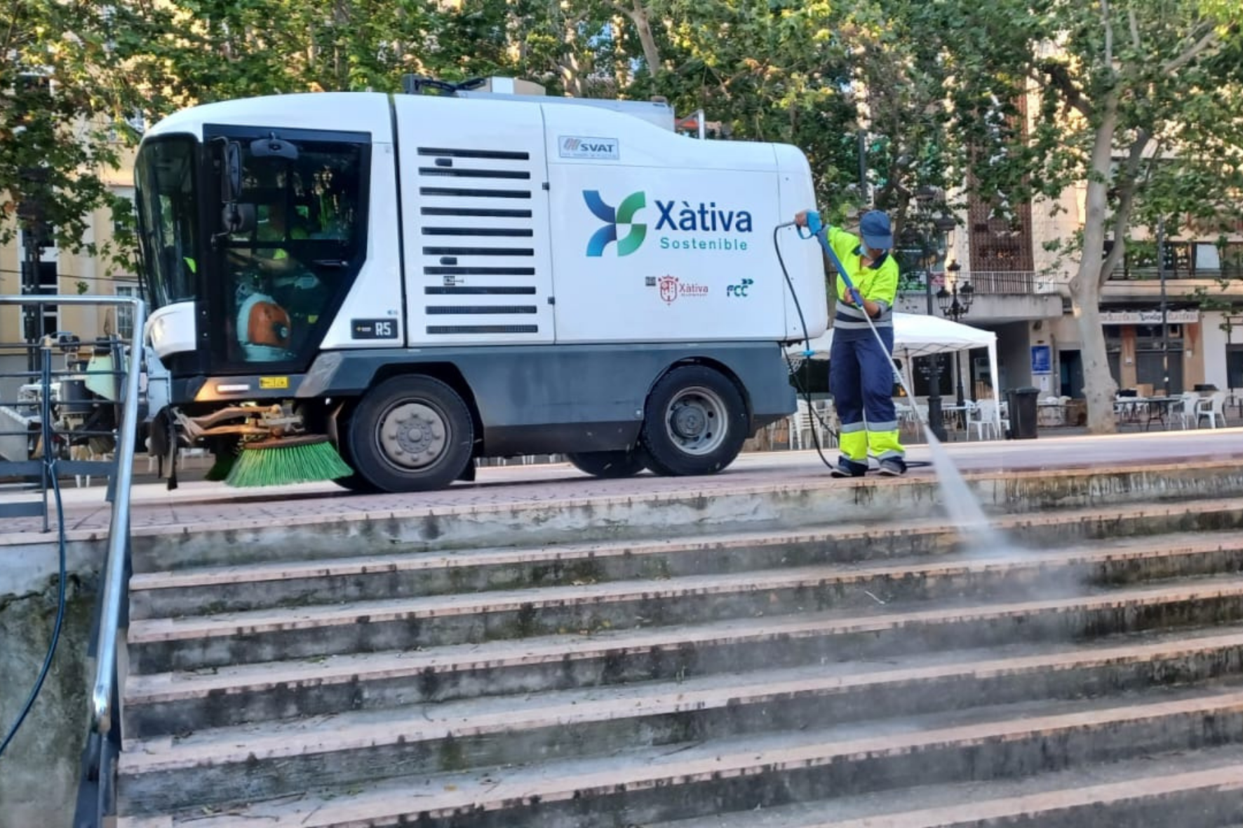 Un operario limpia la escalinata de la Alameda.