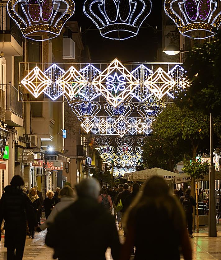 Imagen secundaria 2 - Un espectáculo multitudinario en el Prado da la bienvenida a la Navidad en Gandia