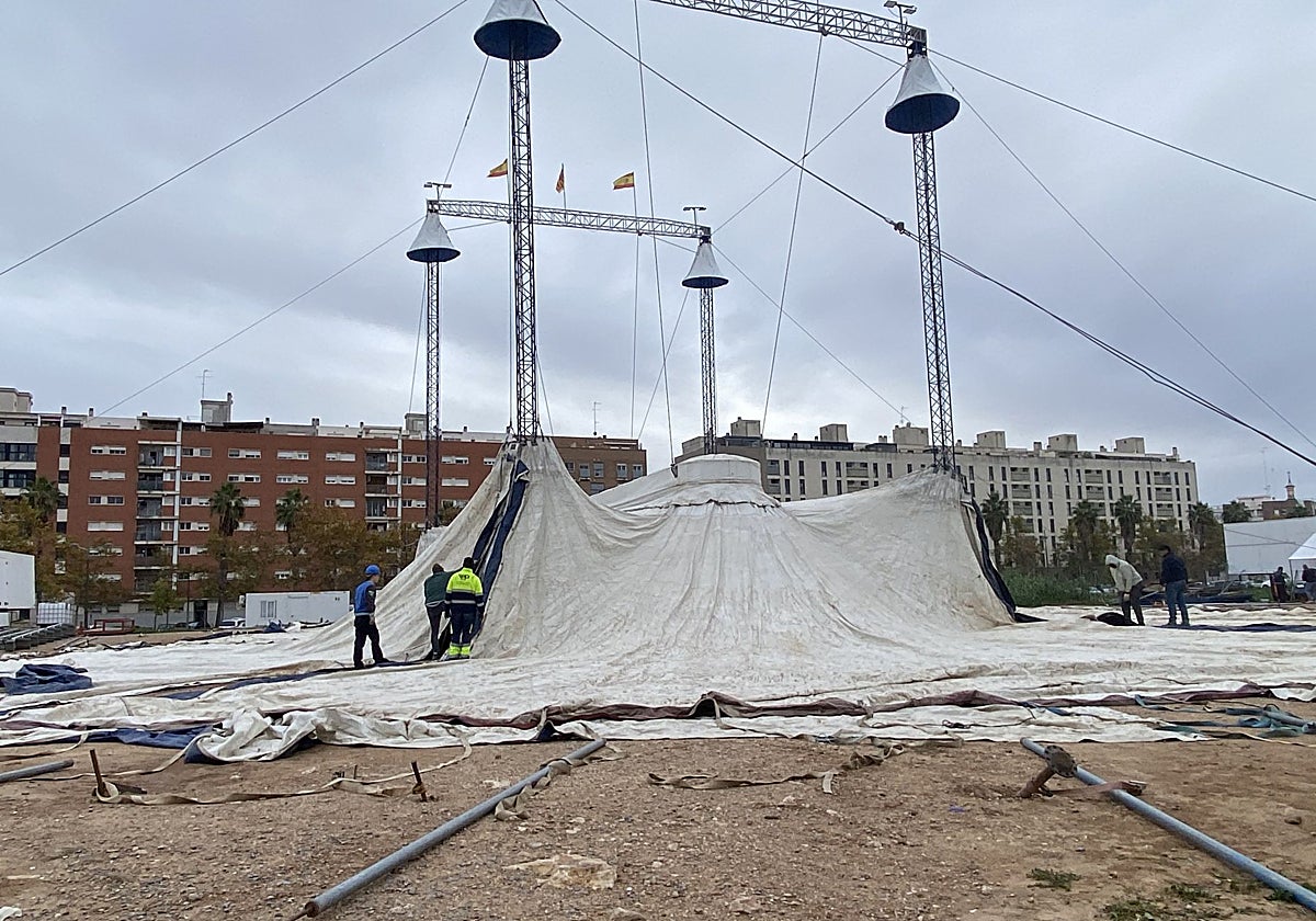 Montaje del Circ de Nadal en la avenida Levante UD, en Benicalap.